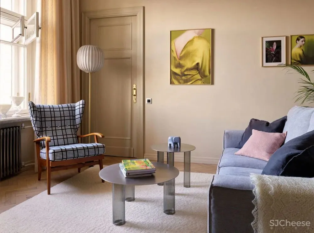 沐浴在阳光下安静温暖的莫斯科老房子中的时尚公寓