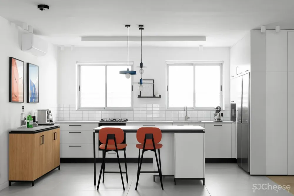 一间由储藏室改成的公寓,从拆除隔墙到色彩提亮,完全看不出曾经的拥挤黑暗