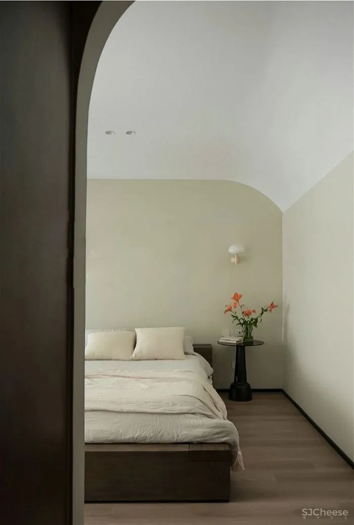 重庆146㎡三口之家,60w装成“赤贫风”,弧线、柚木、肌理,沉静而诗意!