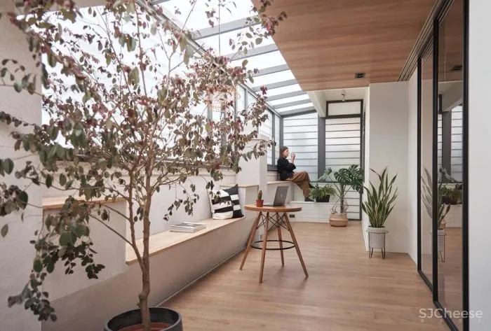 一座光与绿植相依的城市別苑,一座孩童与植物共生,学习感知四季转移的小苑