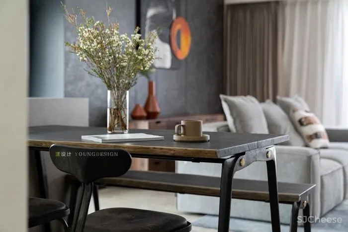 160㎡现代，深色端庄空间，简约舒适家具，营造出成熟稳重气质