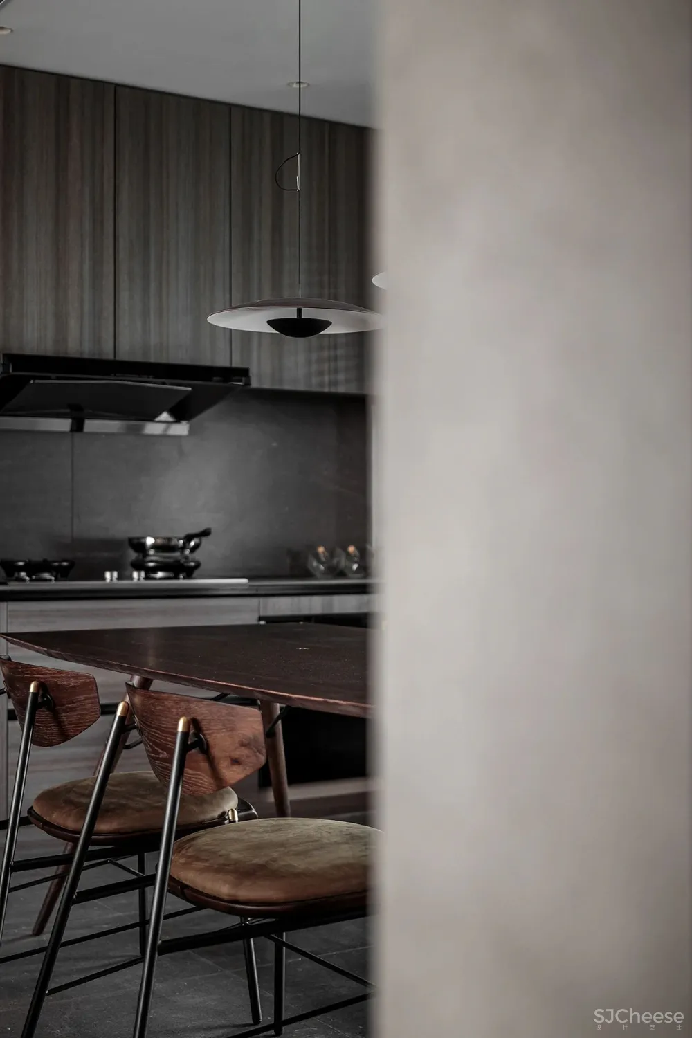 境壹设计丨 暗调咖啡,130㎡奢享一人居