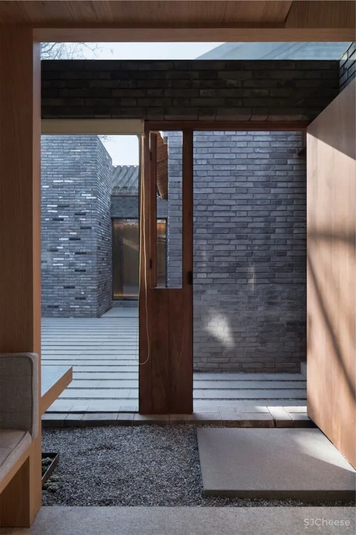 破旧大杂院改造成四合院民宿