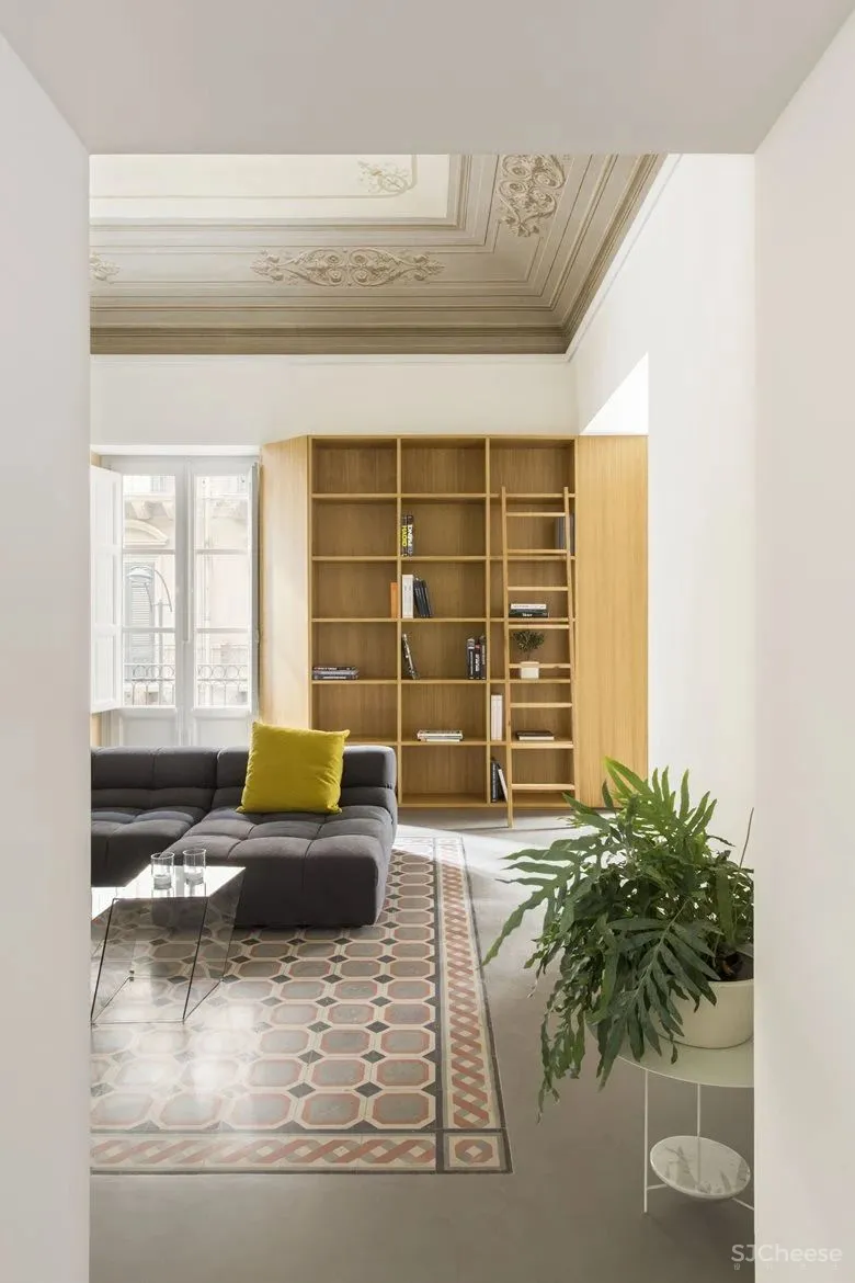 这座百年住宅不仅有精致的穹顶与复古的花砖,也拥有清爽利落的现代气息