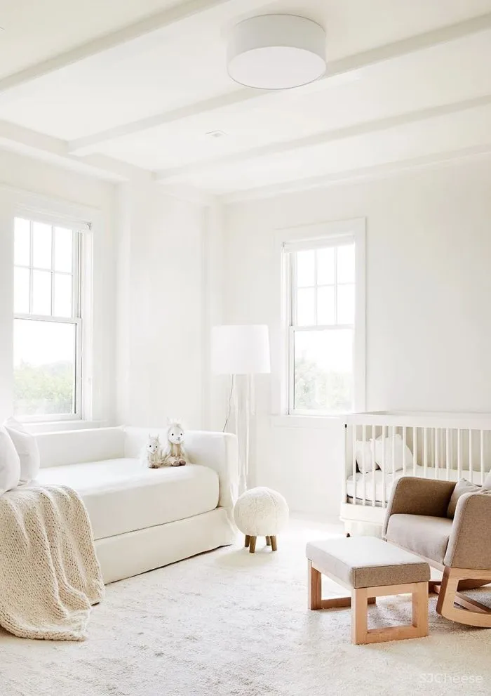 设计师用50种不同层次的白,打造了一个丰富的白色海滨别墅