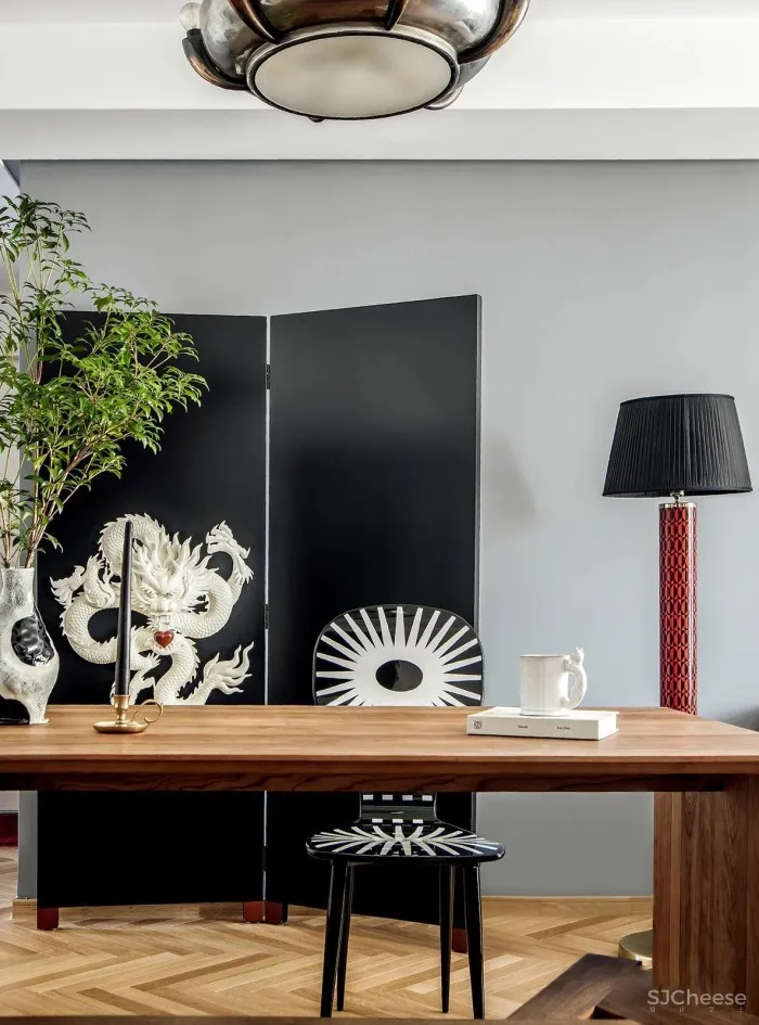 他用时装造型的技巧,在北京造出一只百变“魔盒”