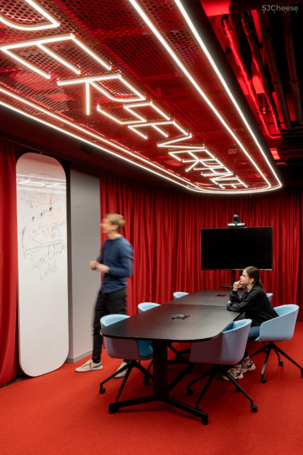 在办公室就能体验登陆太空，竟然有点炫酷！996也能愉快工作了？