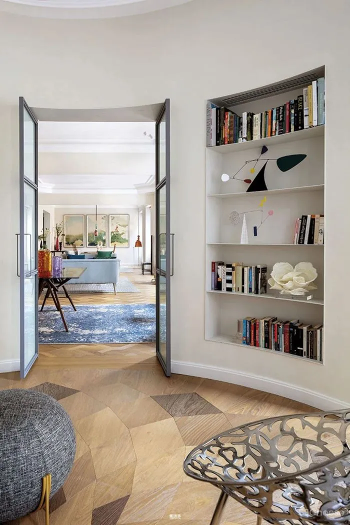 当代设计和艺术品为这座历史悠久的马德里公寓注入新无限活力