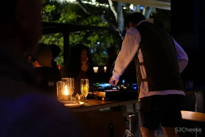 GTD新作丨 市井里巷下的光与影 RAY PUB 暗光精酿咖啡