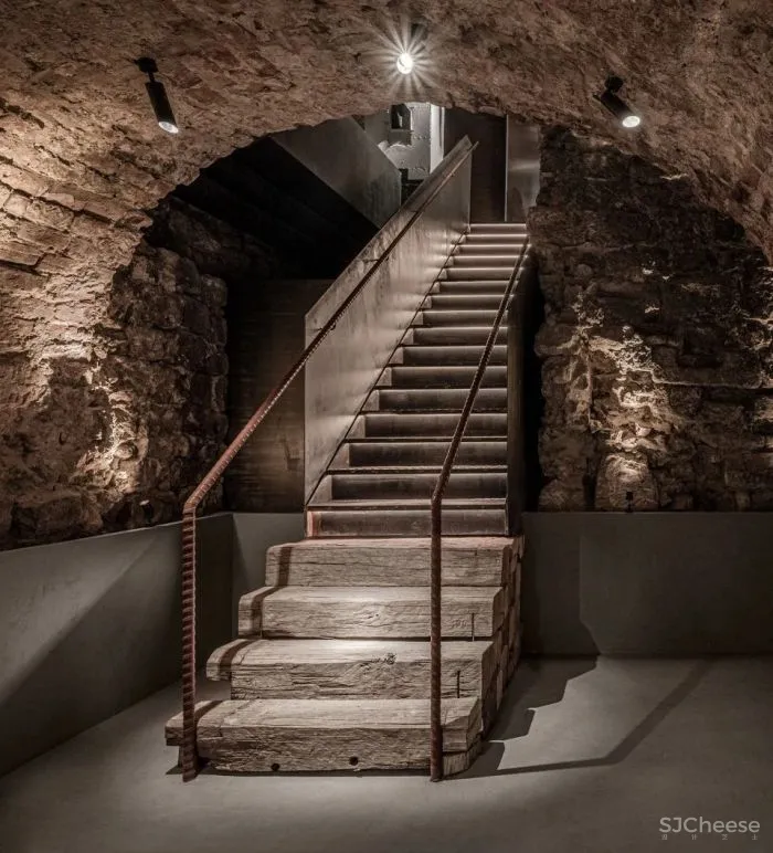 乌克兰历史中心的疯狂酒馆,六个楼层汇集了五家不同风格的酒吧及餐厅 YOD design Lab