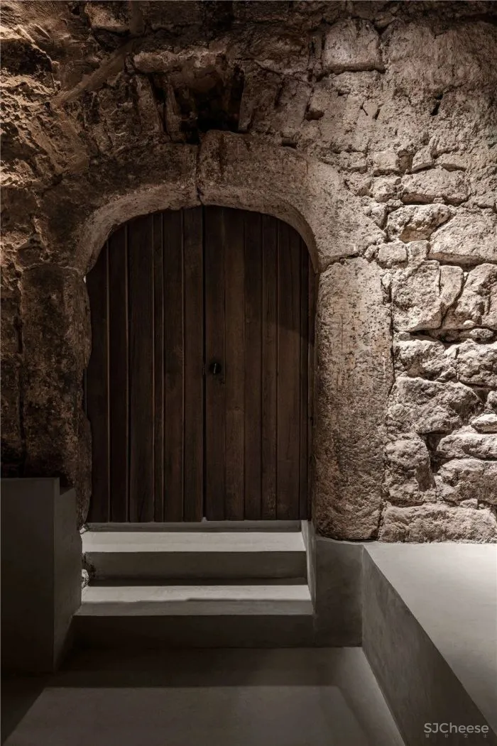 乌克兰历史中心的疯狂酒馆,六个楼层汇集了五家不同风格的酒吧及餐厅 YOD design Lab