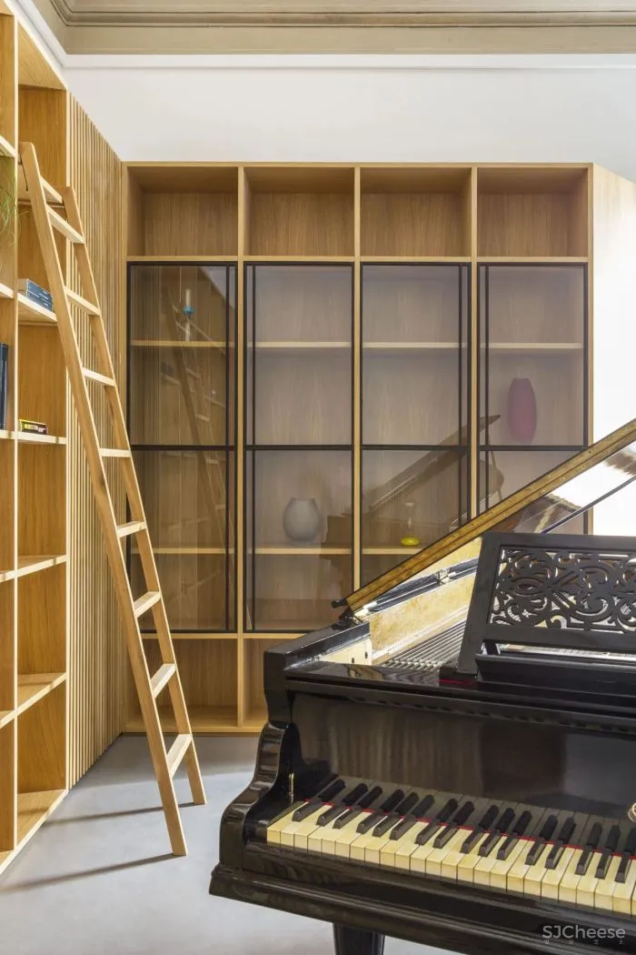 这座百年住宅不仅有精致的穹顶与复古的花砖,也拥有清爽利落的现代气息