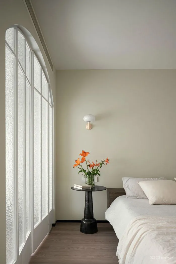 重庆146㎡三口之家,60w装成“赤贫风”,弧线、柚木、肌理,沉静而诗意!