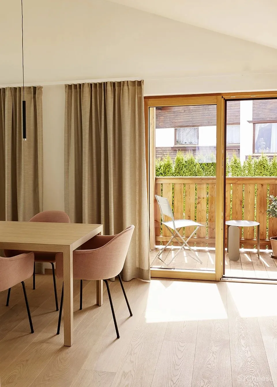 每一处都洒满阳光?这个原木系公寓绝对是你的菜!