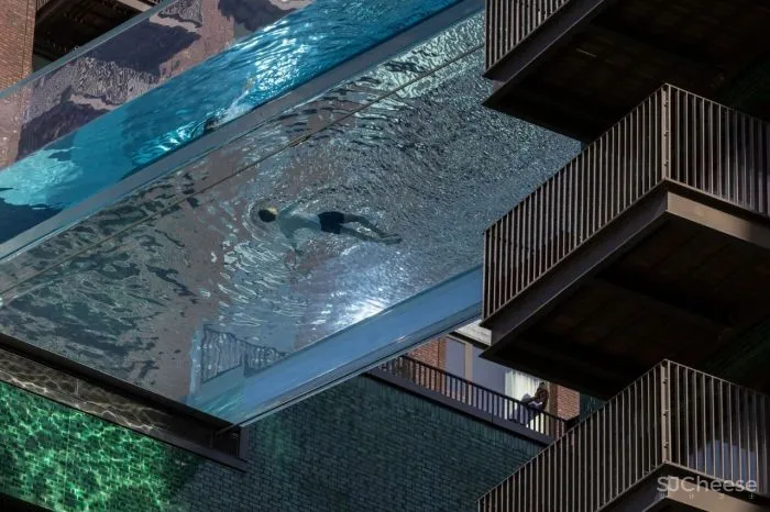 伦敦上空惊现透明泳池,架在公寓楼之间,带火两栋楼