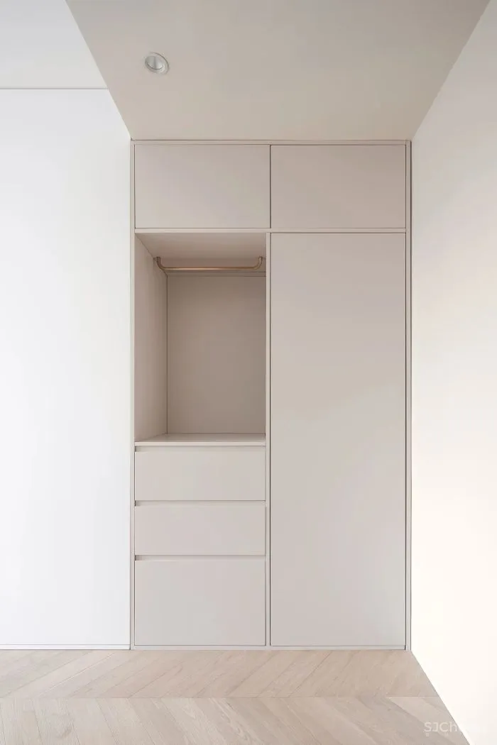 惊奇!他们在房中央造了个圆柱书架,折叠门 壁炉,串联起120㎡温暖通透家