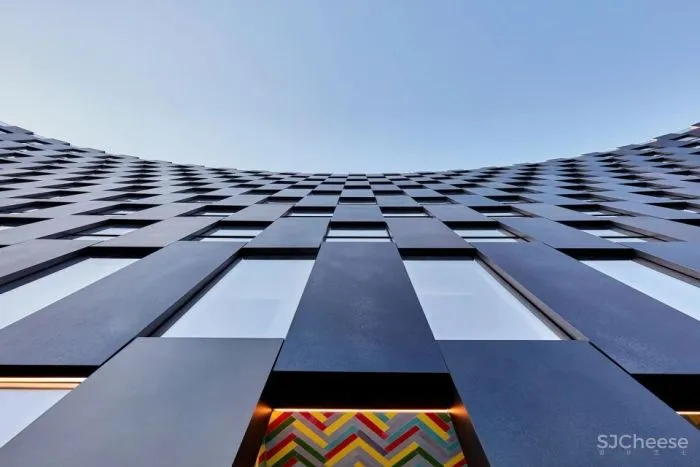 BIG新作 缓缓倾斜的立面 The Smile多功能住宅楼