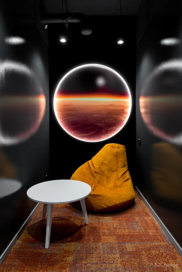 在办公室就能体验登陆太空，竟然有点炫酷！996也能愉快工作了？