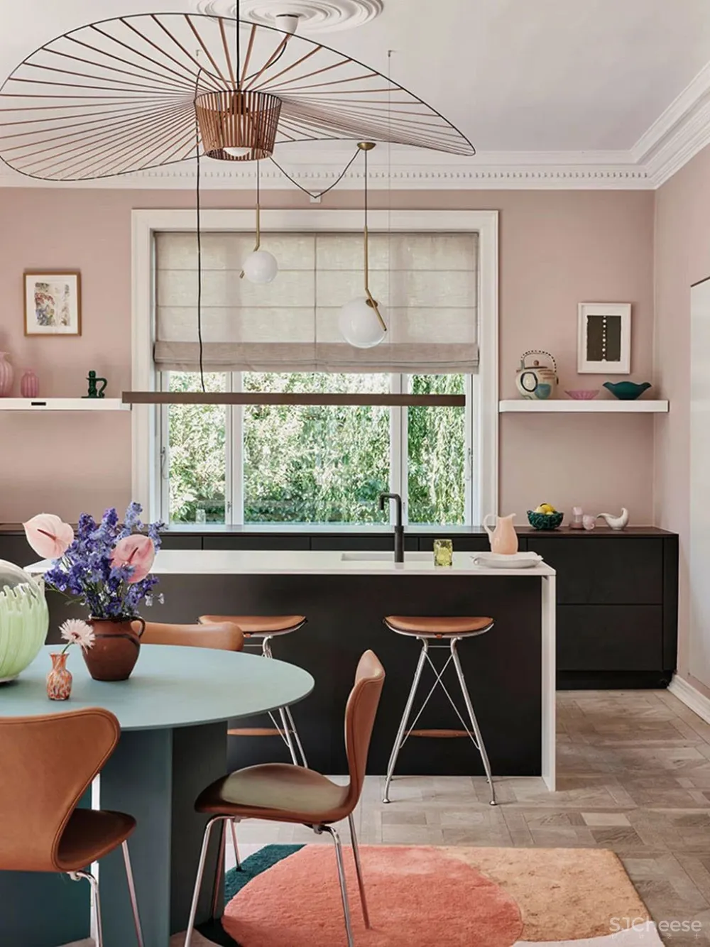 哥本哈根春天色彩柔和的斯堪的纳维亚时尚公寓