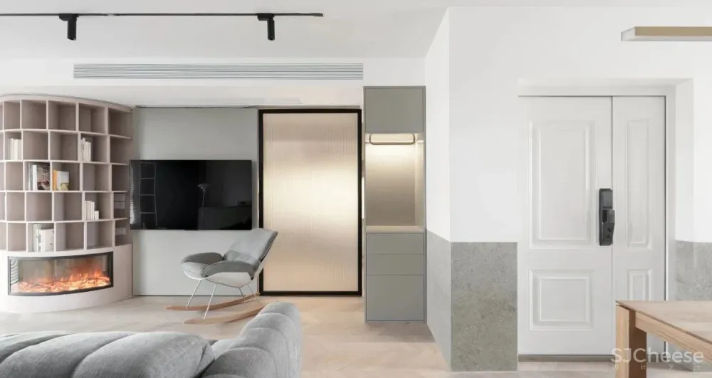 惊奇!他们在房中央造了个圆柱书架,折叠门 壁炉,串联起120㎡温暖通透家