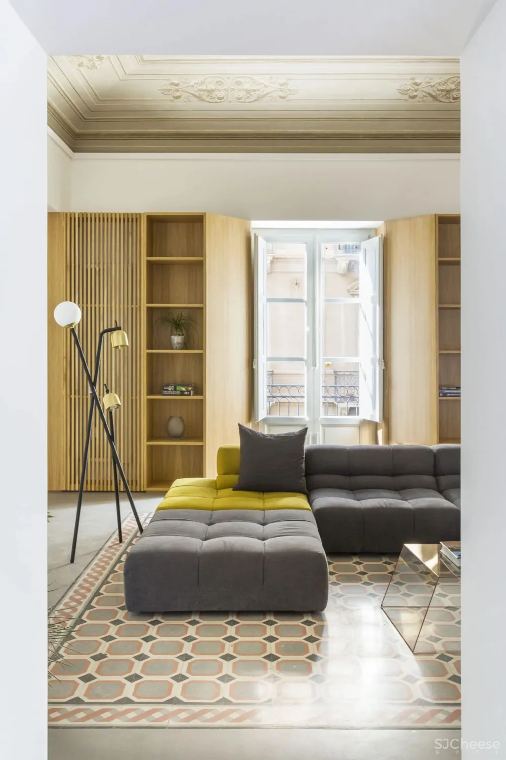 这座百年住宅不仅有精致的穹顶与复古的花砖,也拥有清爽利落的现代气息