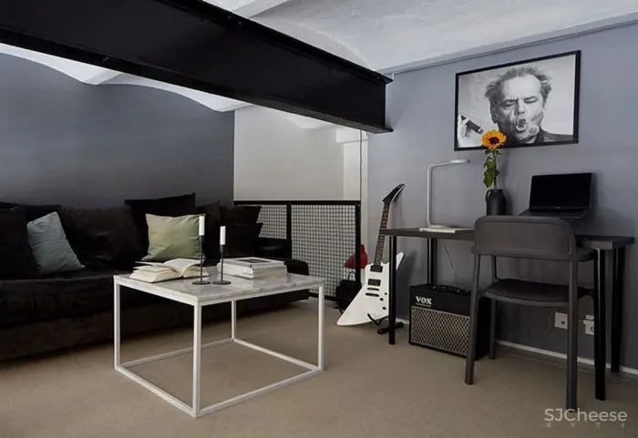 一位女性音乐家在斯德哥尔摩的夹层阁楼公寓（64平方米）