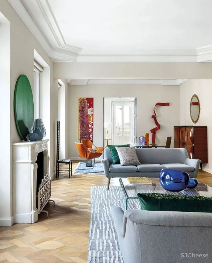 当代设计和艺术品为这座历史悠久的马德里公寓注入新无限活力