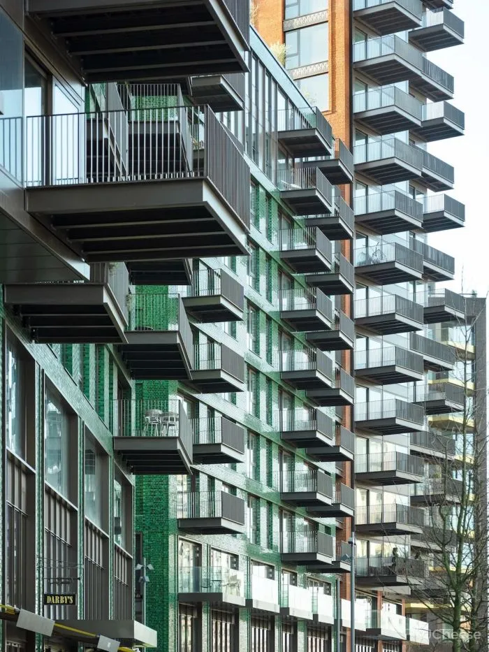 伦敦上空惊现透明泳池,架在公寓楼之间,带火两栋楼