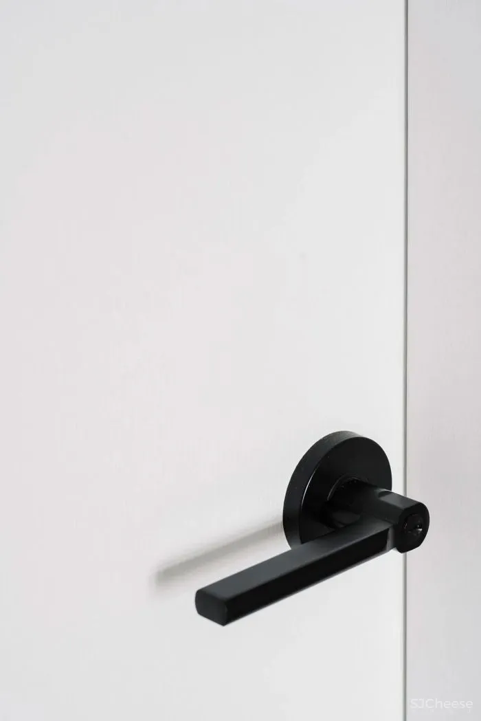 如何完善黑色，白色，木质-灰色调色板