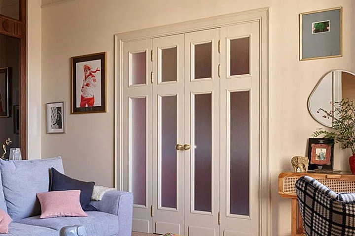 沐浴在阳光下安静温暖的莫斯科老房子中的时尚公寓