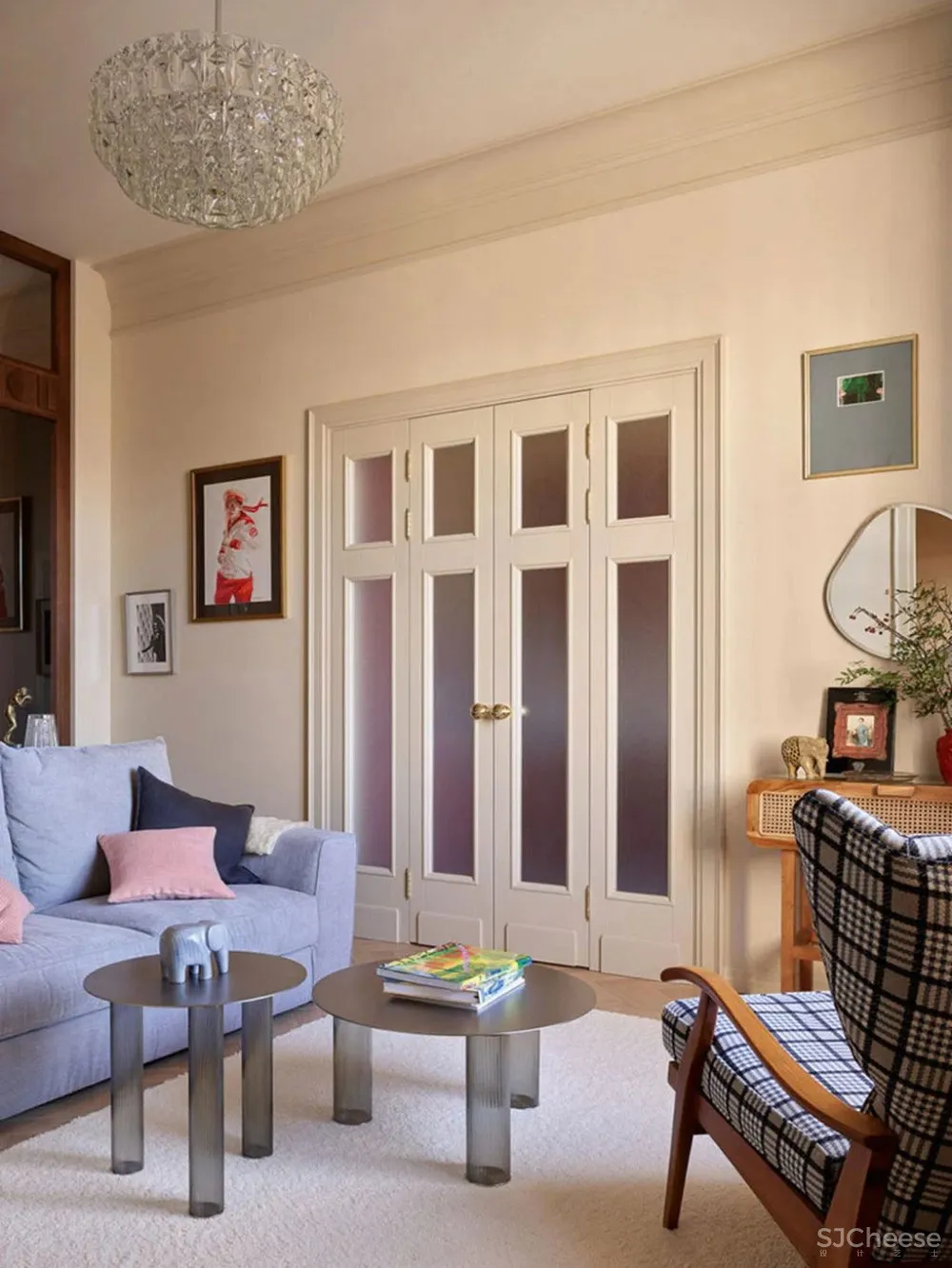 沐浴在阳光下安静温暖的莫斯科老房子中的时尚公寓