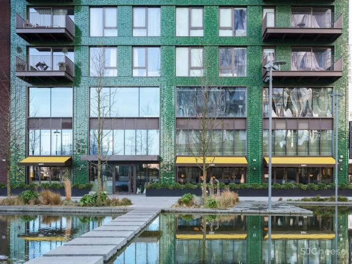 伦敦上空惊现透明泳池,架在公寓楼之间,带火两栋楼