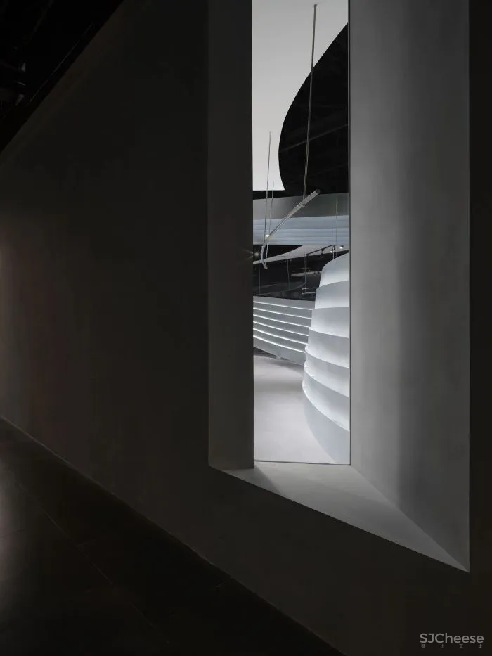 常凯生:莫比乌斯环形缠绕的新体验空间