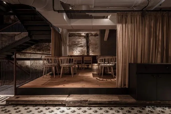 乌克兰历史中心的疯狂酒馆,六个楼层汇集了五家不同风格的酒吧及餐厅 YOD design Lab