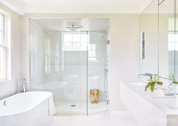 设计师用50种不同层次的白,打造了一个丰富的白色海滨别墅