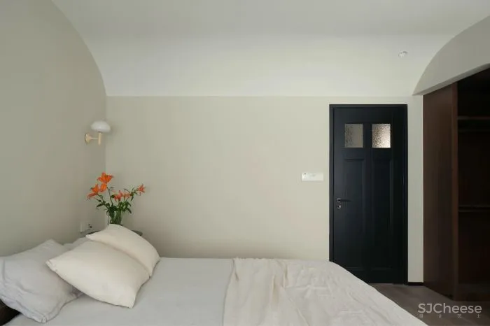 重庆146㎡三口之家,60w装成“赤贫风”,弧线、柚木、肌理,沉静而诗意!