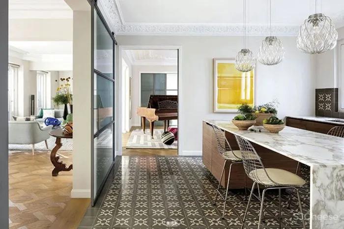 当代设计和艺术品为这座历史悠久的马德里公寓注入新无限活力