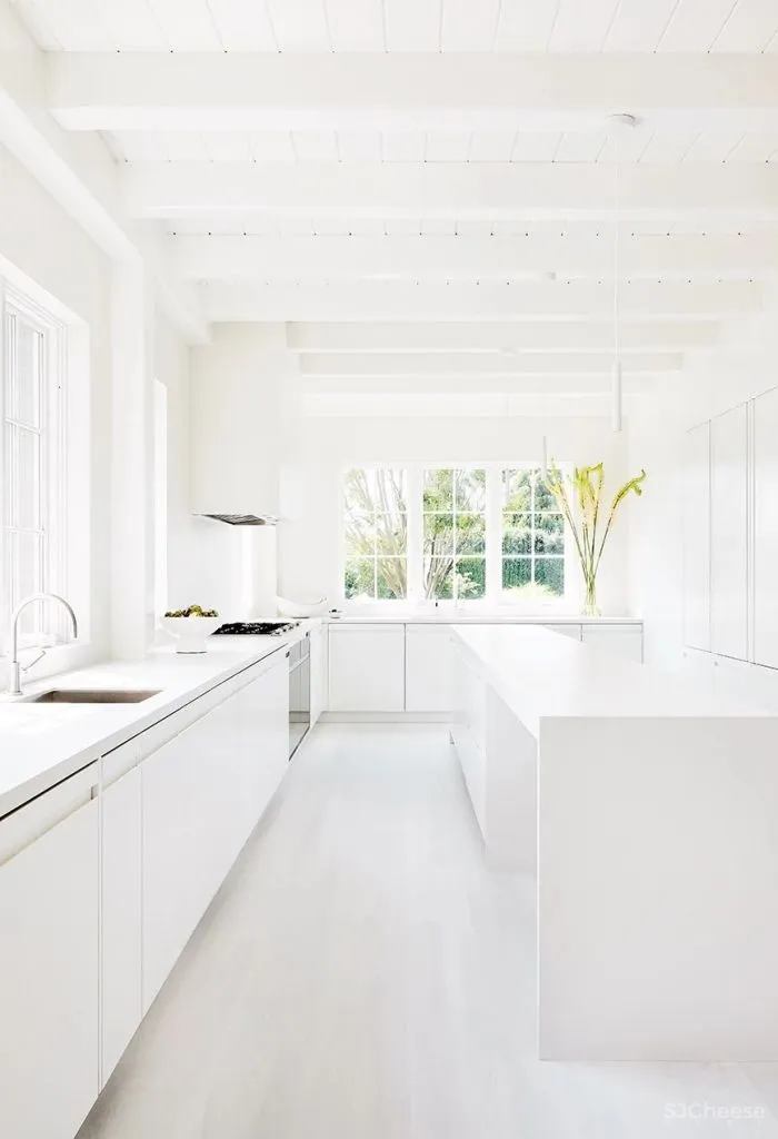 设计师用50种不同层次的白,打造了一个丰富的白色海滨别墅