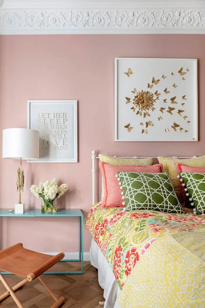 当代设计和艺术品为这座历史悠久的马德里公寓注入新无限活力