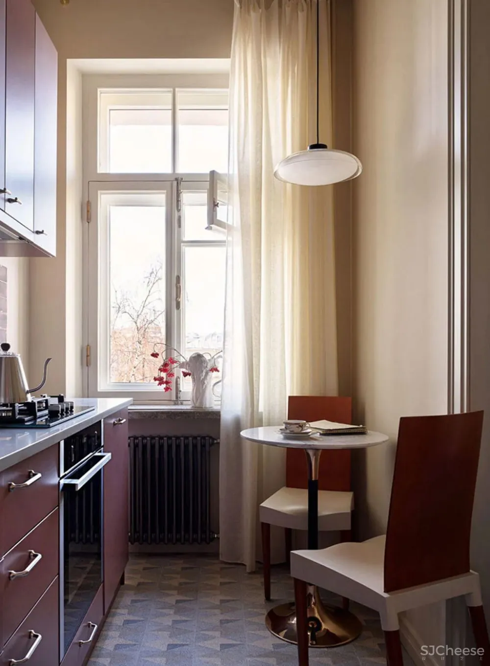 沐浴在阳光下安静温暖的莫斯科老房子中的时尚公寓