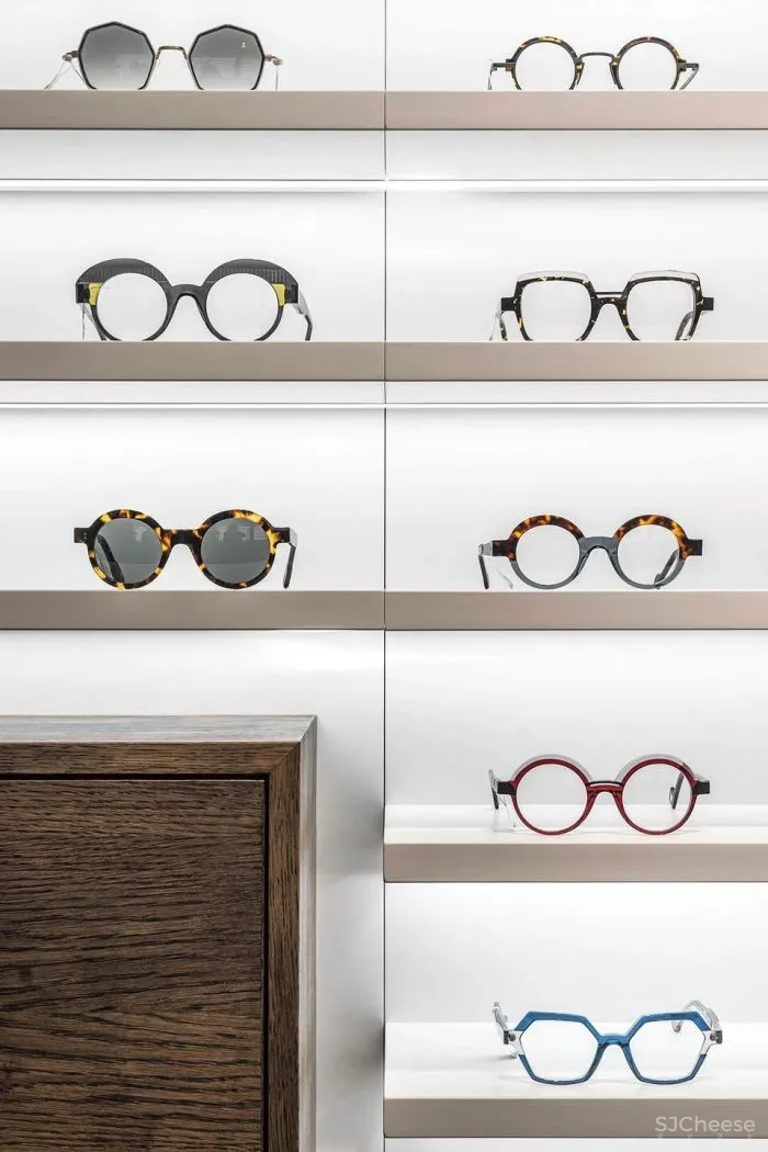 一个温馨家庭的氛围眼镜店设计