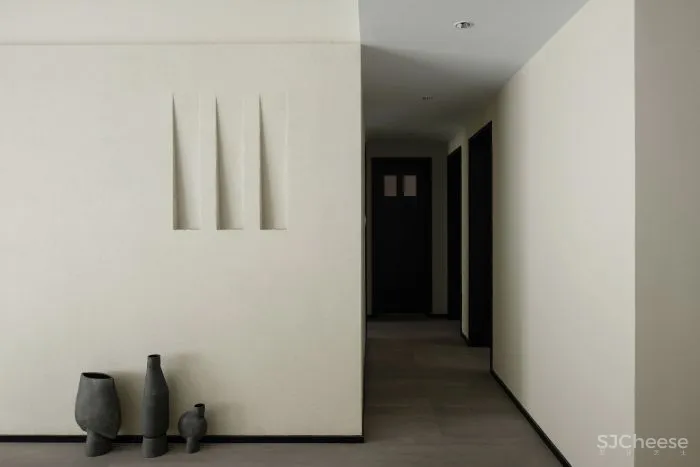 重庆146㎡三口之家,60w装成“赤贫风”,弧线、柚木、肌理,沉静而诗意!