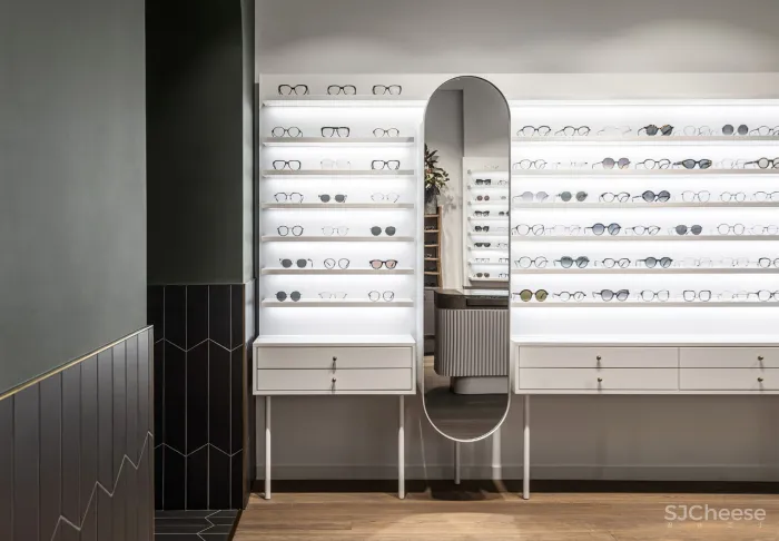 一个温馨家庭的氛围眼镜店设计
