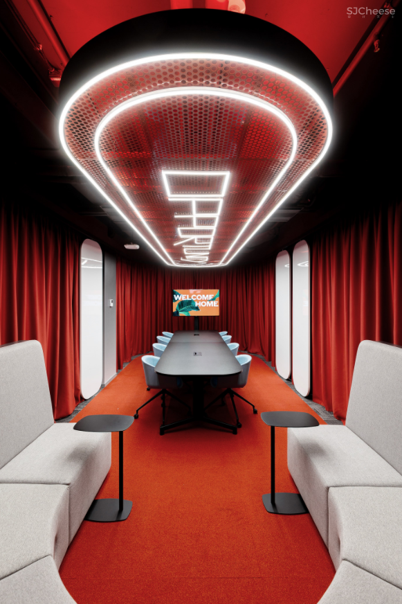 在办公室就能体验登陆太空，竟然有点炫酷！996也能愉快工作了？