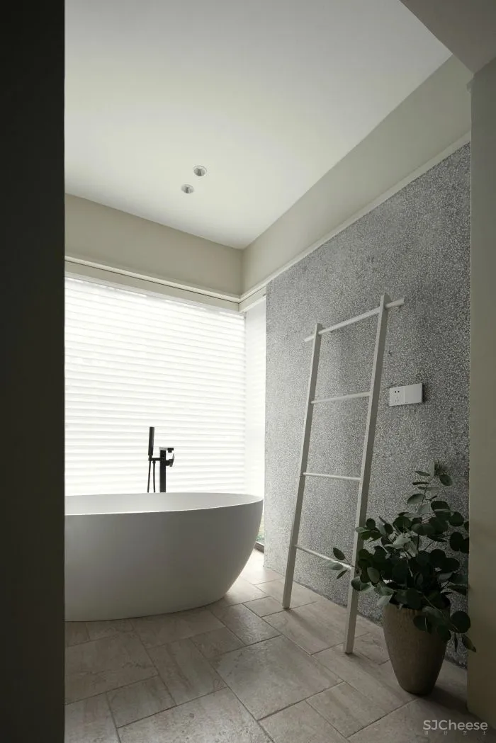 重庆146㎡三口之家,60w装成“赤贫风”,弧线、柚木、肌理,沉静而诗意!