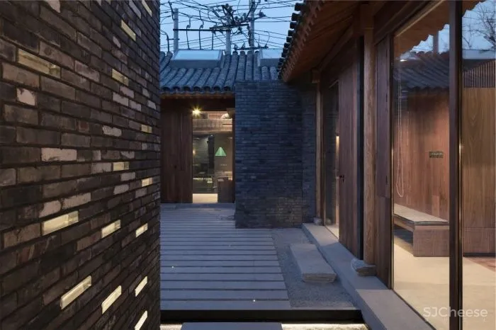 破旧大杂院改造成四合院民宿