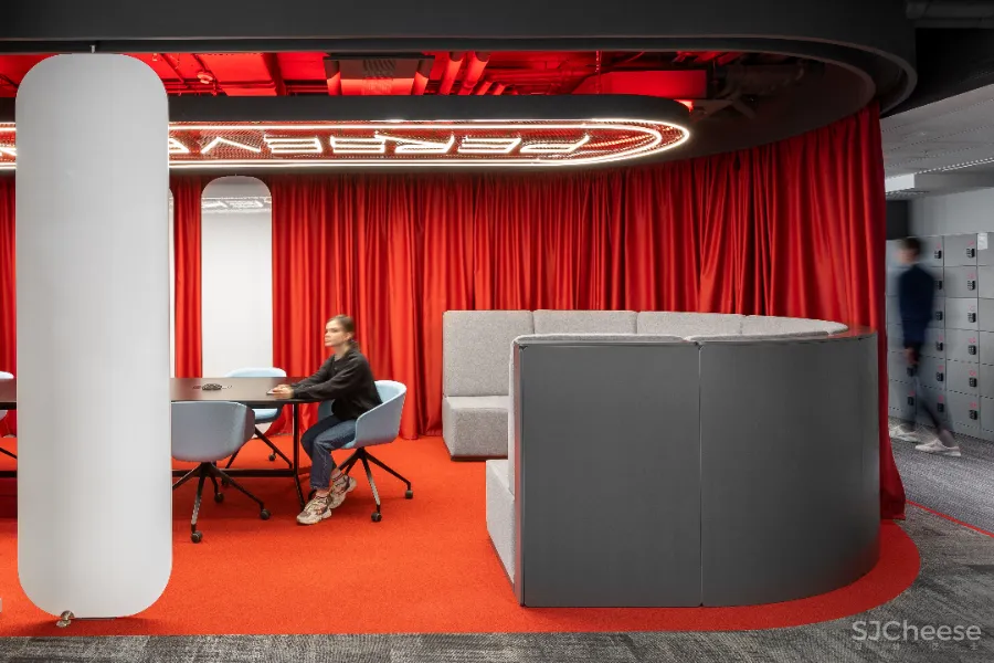 在办公室就能体验登陆太空，竟然有点炫酷！996也能愉快工作了？