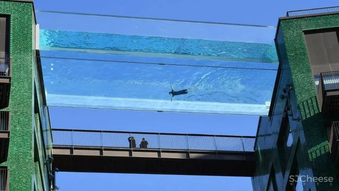 伦敦上空惊现透明泳池,架在公寓楼之间,带火两栋楼