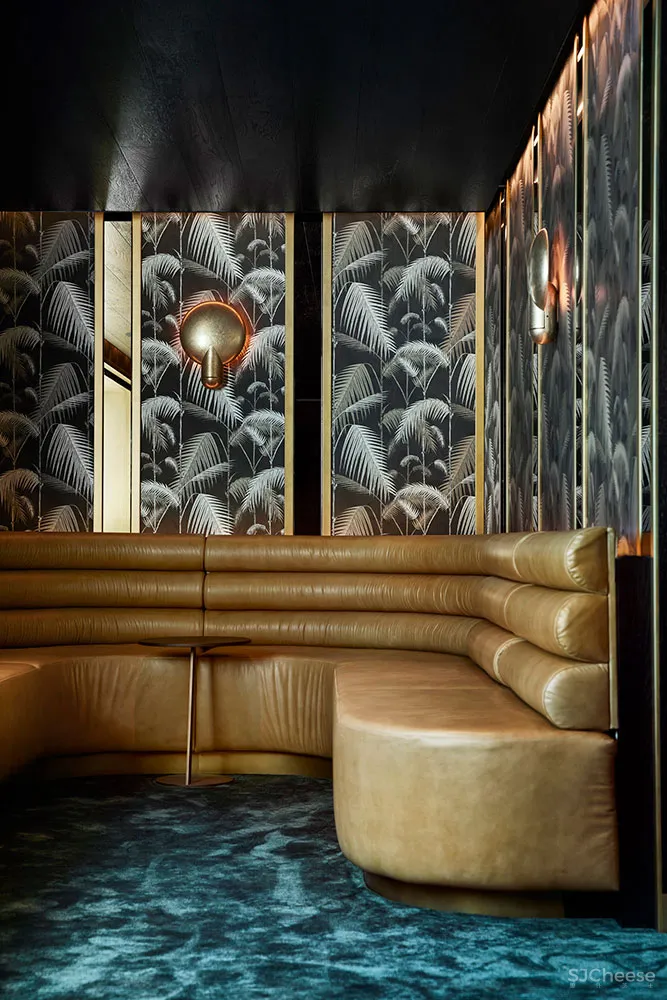 现在都用游泳池当背景墙