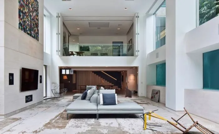 现在都用游泳池当背景墙